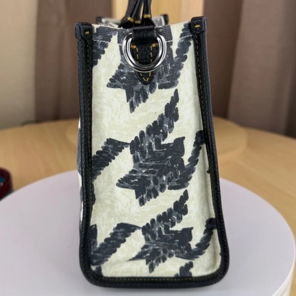COACH - Dempsey Tote 22 With Houndstooth Print And Patch